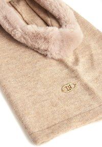Bufanda de punto beige con un suave cuello de piel sintética, con un logo de acento dorado. La textura parece cálida y acogedora, ideal para el clima frío.