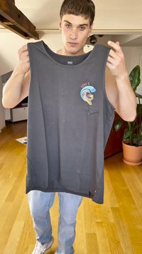 Szürke ujjatlan top, pamutból készült, amelyen egy színes Levi's logo grafika található a mellkasán. Sima textúrával, laza fazonnal.