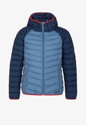 Doudoune bleu clair avec manches bleu marine et accents rouges, équipée d'une capuche, d'une fermeture éclair et de deux poches latérales. Motif matelassé texturé.