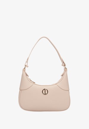 Sac à main en simili cuir beige, de forme arrondie, avec un haut courbé et un accent logo circulaire doré. Il est doté d'une seule bandoulière et d'une texture lisse.