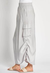 Hellgrauer, locker sitzender Rock mit elastischem Bund, Seitentasche und gerafftem Detail am Rücken. Glattes, weiches Material, knöchellang.