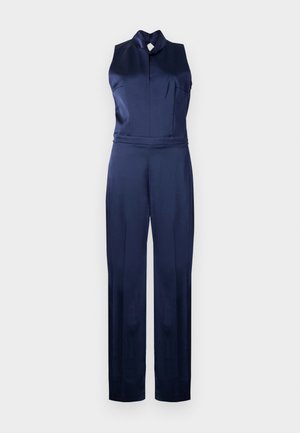 Jumpsuit en satin bleu marine avec un col montant, sans manches, et une coupe ajustée avec des jambes larges, présenté sur un fond gris clair.