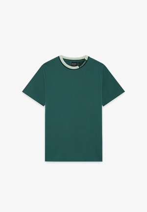 T-shirt vert foncé à manches courtes avec col côtelé contrastant en blanc et vert, présentant le texte "LYLE & SCOTT" près de l'encolure.