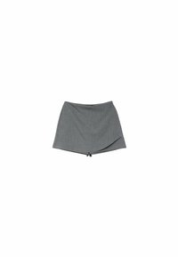 Grijze mini-jurk van zacht materiaal, met een eenvoudig wikkeldesign en een gebogen zoom. Gladde textuur zonder zichtbare patronen of accenten.