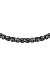 Bracciale a catena in metallo nero opaco, caratterizzato da maglie rettangolari con superficie texturizzata. Le maglie sono allineate in modo uniforme, creando un design omogeneo.
