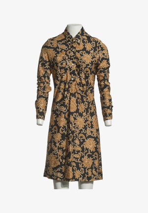 Robe noire à manches longues avec motif floral marron, boutonnée devant avec col, présentée sur un mannequin blanc sur fond uni.