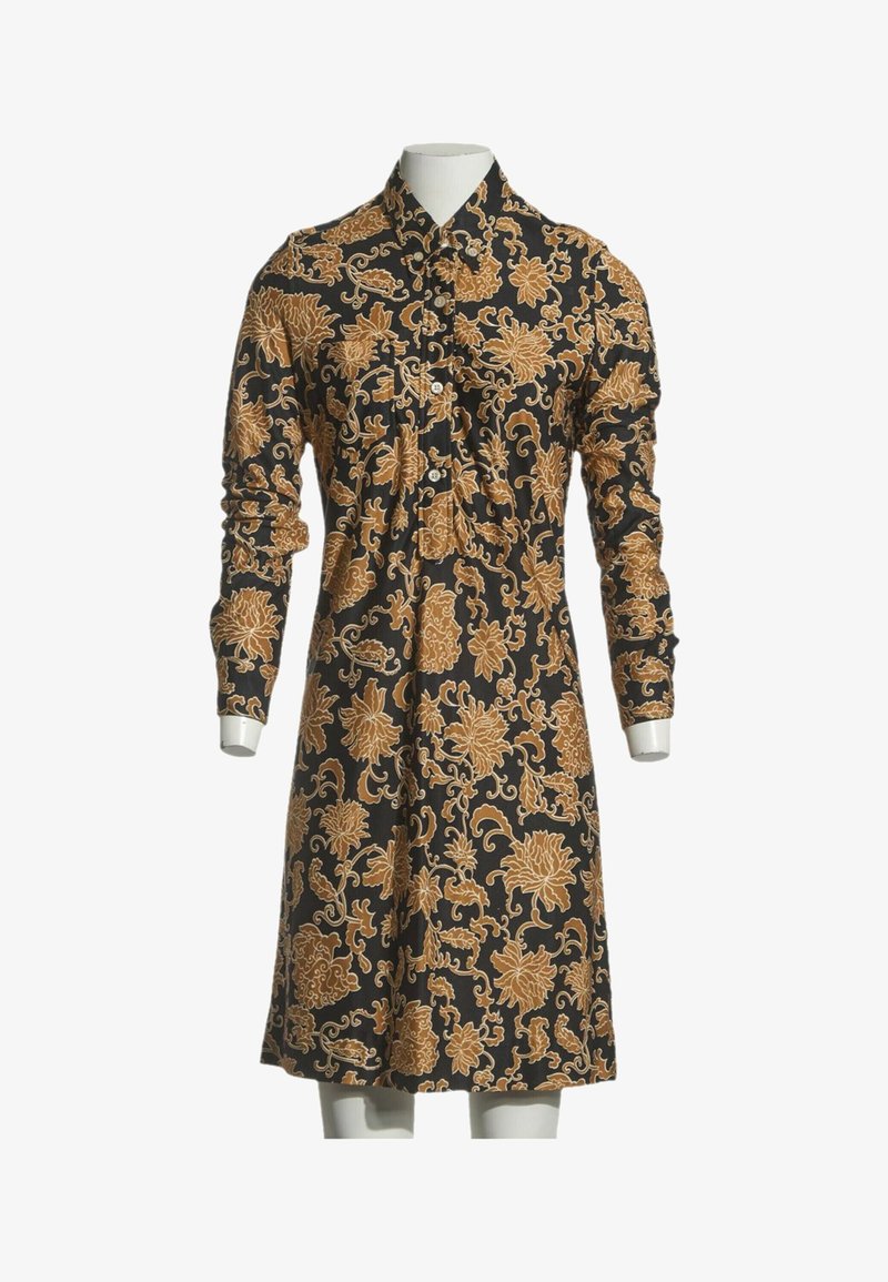 Robe noire à manches longues avec motif floral marron, boutonnée devant avec col, présentée sur un mannequin blanc sur fond uni.