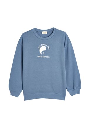 Sudadera azul con cuello redondo, mangas largas, puños acanalados y un diseño gráfico blanco con texto y un símbolo de yin-yang.