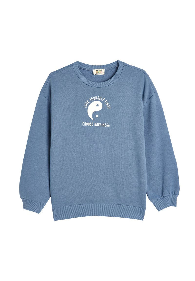 Sudadera azul con cuello redondo, mangas largas, puños acanalados y un diseño gráfico blanco con texto y un símbolo de yin-yang.