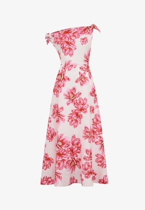 Hvit maxikjole med bardot-utrigning og knyttede stropper, med stort rødt og rosa blomsterprint og innsvinget midje.