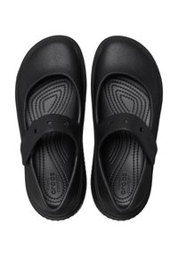 Schwarze geformte Sandalen mit einem breiten Riemen über der Oberseite, strukturiertem Fußbett und geschwungenem Design. Sie verfügen über eine glatte Oberfläche und ein leichtes Material.