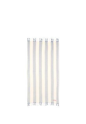 Ręcznik w paski z naprzemiennymi pionowymi pasami w jasnoszarym i białym kolorze, z frędzlami na krawędziach i małym czerwonym haftem w prawym dolnym rogu.