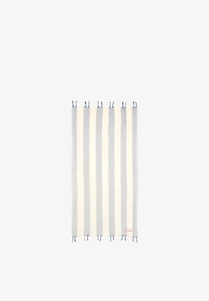 Toalla a rayas con franjas verticales alternas en gris claro y blanco, bordes con flecos y un pequeño bordado rojo en la esquina inferior derecha.