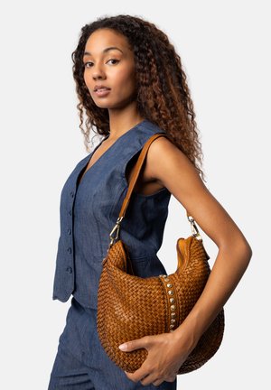 Borsa a tracolla in pelle intrecciata marrone con forma arrotondata, caratterizzata da un accento decorativo in metallo con borchie e una sola tracolla regolabile.