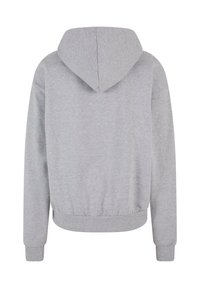 Sweatshirt à capuche gris avec une coupe décontractée, des manches longues et un ourlet côtelé. Le tissu semble doux avec une texture lisse.