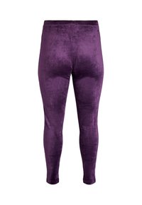 Purppuraiset samettihousut näkyvät takaapäin, niiden korkea joustava vyötärö ja kapea, kapeneva muoto.