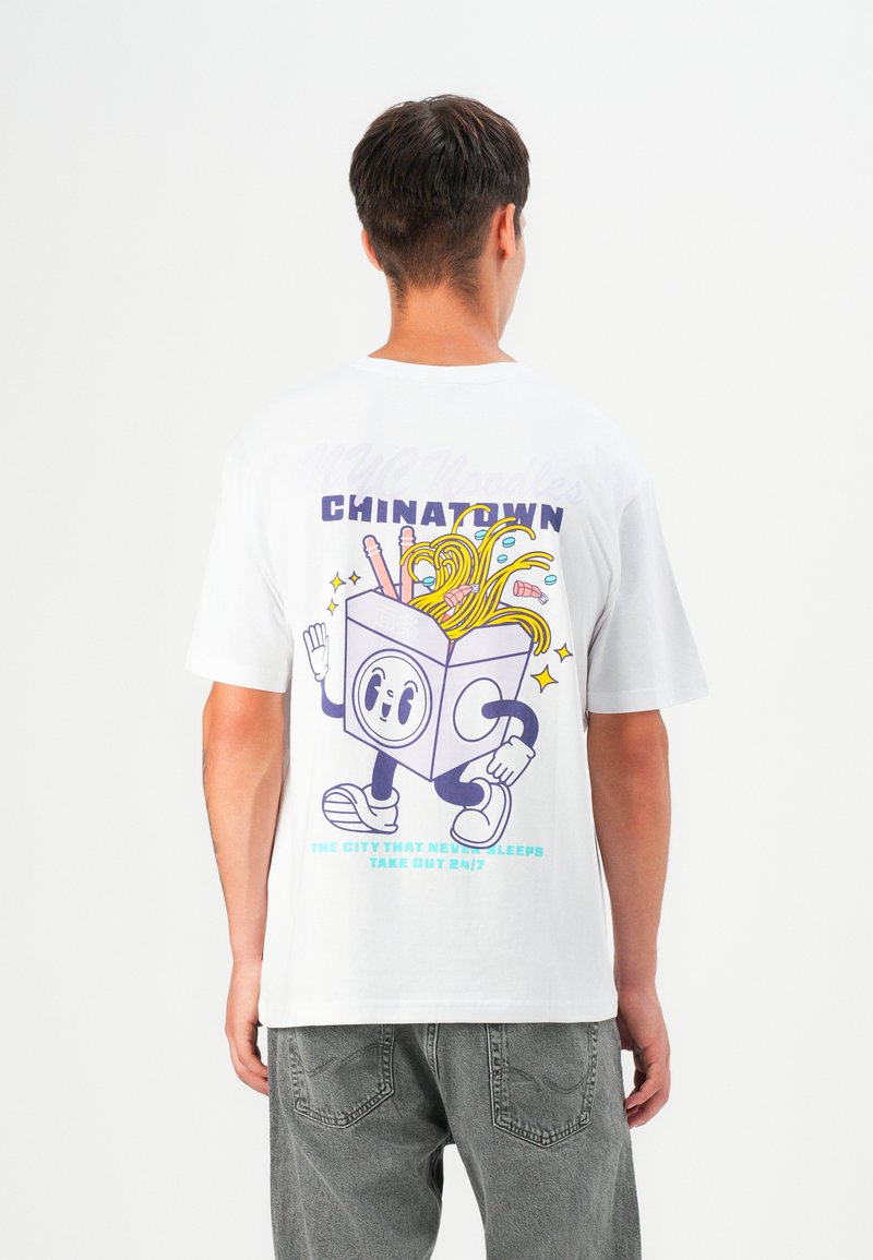 Weißes Baumwoll-T-Shirt mit einem Grafikmotiv einer Cartoon-Takeout-Box, gefüllt mit Nudeln und Essstäbchen. Der Text lautet "Chinatown" in Lila und Türkis.
