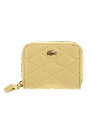 Portefeuille en cuir matelassé beige avec fermeture éclair et petit emblème logo crocodile sur le devant.