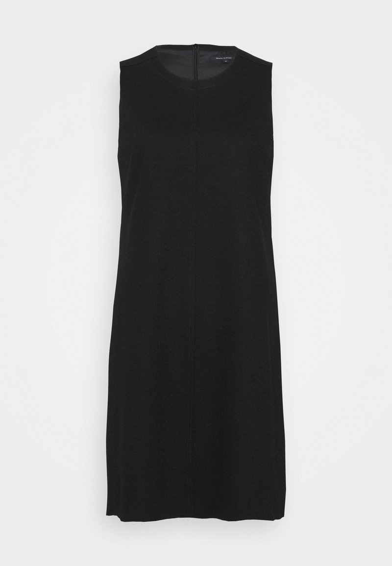 Robe noire sans manches longueur genou avec encolure ronde et un détail de couture verticale à l'avant, présentée sur fond blanc.