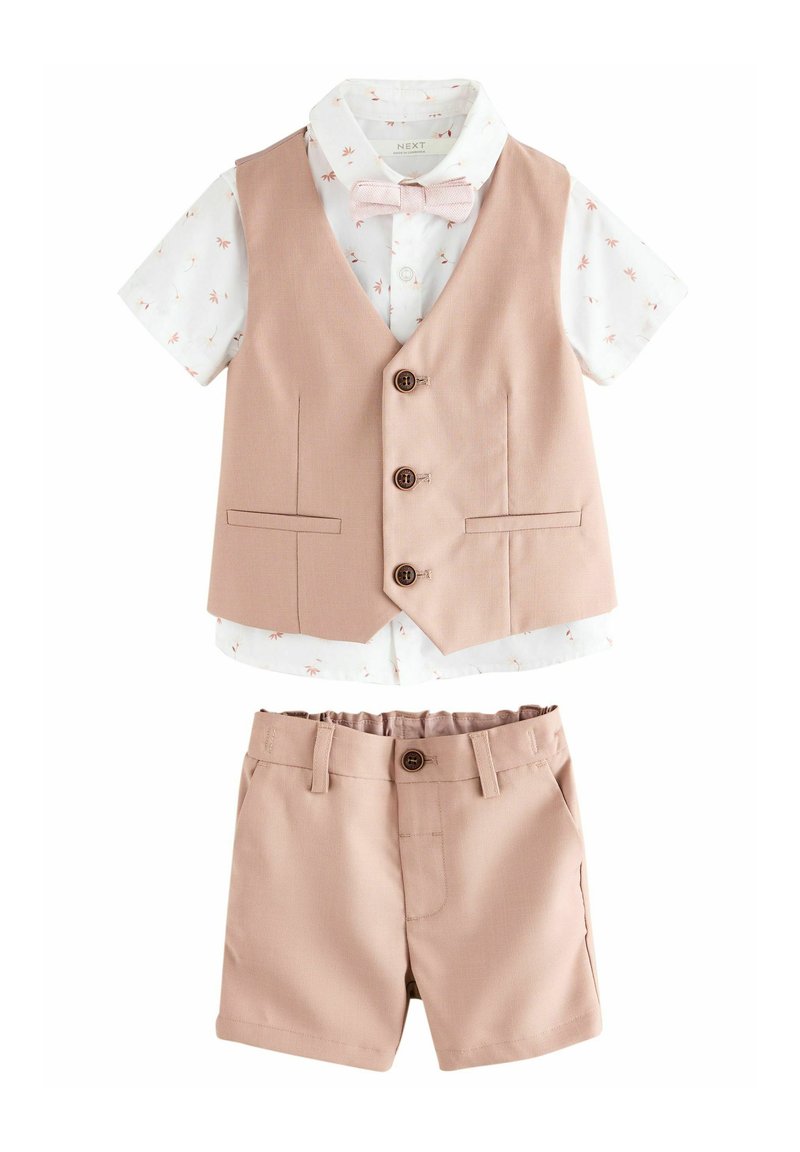 Gilet rose clair avec trois boutons, chemise blanche à manches courtes avec motif floral, et short rose clair assorti avec taille élastique.