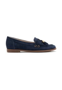 Navy suede loaferit, joissa on pyöreä kärki, koristeellinen tupsu ja kultasävyiset yksityiskohdat. Matala ruskea pohja, jossa on ompeludetaljit.