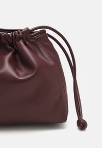 Calvin Klein Jeans GATHERED CROSSBODY - Torba čez telo - cherrywood