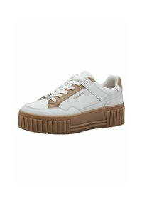 Sneaker bianco con accenti beige, realizzata in materiale liscio. Presenta una suola spessa e rigata e una punta rotonda. Design con lacci e dettagli del logo.