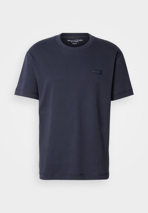 Marineblauwe katoenen T-shirt met een ronde halslijn, korte mouwen en een rechthoekig label met de merknaam aan de voorkant.