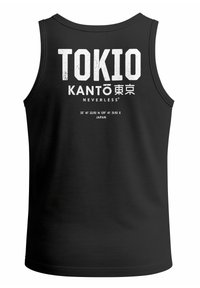 Schwarzes ärmelloses Tanktop mit weißem Text "TOKIO KANTŌ NEVERLESS®" und japanischen Zeichen, mit Koordinaten darunter. Glattes Material.
