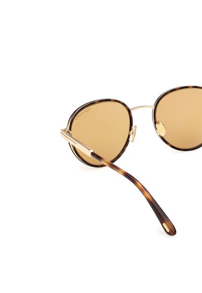 Runde, braun getönte Sonnenbrille mit Schildpattgestell und goldfarbenen Metallakzenten, einschließlich Nasenpads und Bügelgelenken.