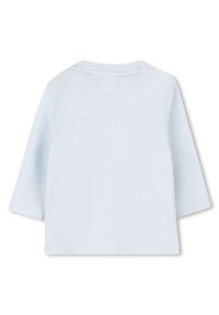 Ανοιχτό μπλε μακρυμάνικο πουκάμισο με στρογγυλή λαιμόκοψη. Λείο βαμβακερό ύφασμα, απλός σχεδιασμός και ραμμένες άκρες.