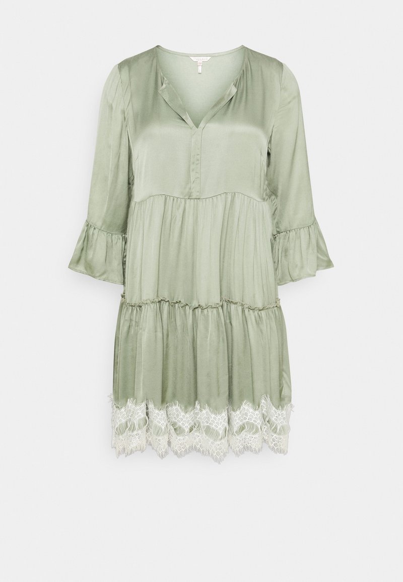 Robe en satin vert clair avec manches cloche trois-quarts, décolleté en V, volants froncés et bordure en dentelle blanche à l'ourlet.