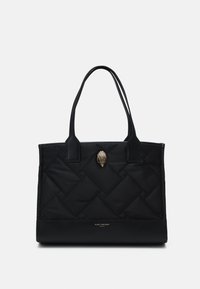 Sac fourre-tout noir matelassé avec deux poignées, orné d'un emblème doré décoratif et d'un logo à la base. Fabriqué en tissu et simili cuir.