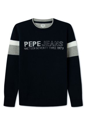 Pull bleu marine à col rond avec des rayures grises et blanches sur les manches, texte brodé "PEPE JEANS NINETEEN SEVENTY THREE 1973" sur la poitrine.