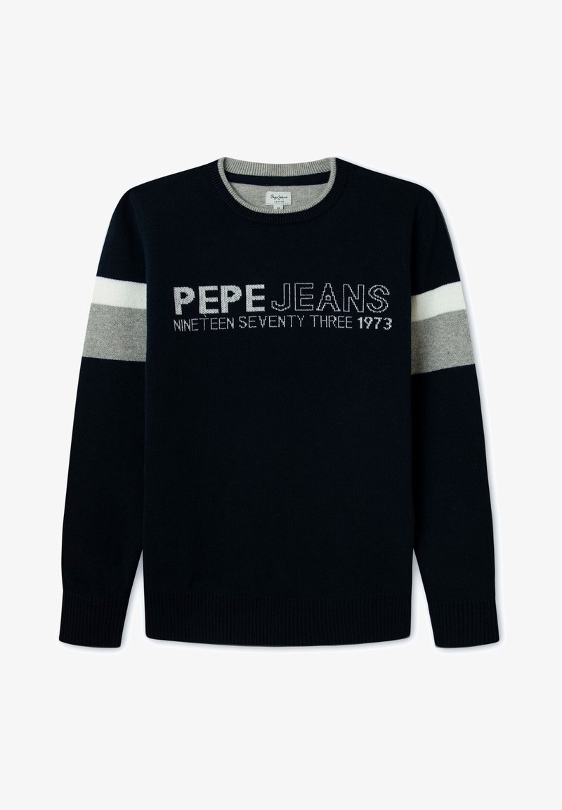 Pull bleu marine à col rond avec des rayures grises et blanches sur les manches, texte brodé "PEPE JEANS NINETEEN SEVENTY THREE 1973" sur la poitrine.