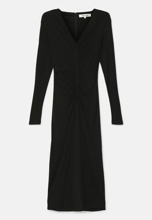 Μαύρο μεσάτο φόρεμα μακρύ μανίκι με ρυτινωμένη λεπτομέρεια μπροστά, V-λαιμόκοψη και κλείσιμο με φερμουάρ στην πλάτη, τοποθετημένο σε λευκό φόντο.