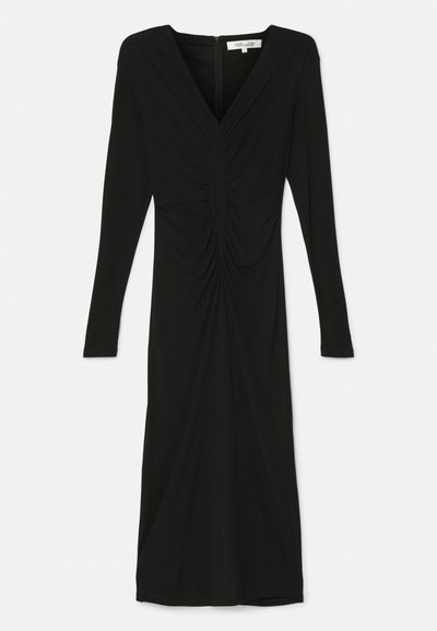 Μαύρο μεσάτο φόρεμα μακρύ μανίκι με ρυτινωμένη λεπτομέρεια μπροστά, V-λαιμόκοψη και κλείσιμο με φερμουάρ στην πλάτη, τοποθετημένο σε λευκό φόντο.