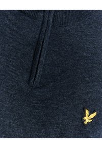 Maglione blu navy scuro con un motivo di maglia testurizzato, dotato di una zip e un piccolo logo ricamato di un uccello giallo sul lato sinistro.