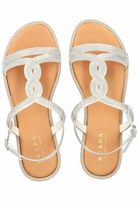 Witte sandalen met glinsterende zilveren banden in een gevlochten design, met een natuurlijke gekleurde voetbed en een verstelbare enkelgesp.
