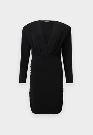 Czarna sukienka z długim rękawem, głębokim dekoltem w serek, poduszkami na ramionach, marszczonymi bokami oraz dopasowaną sylwetką do kolan na jednolitym tle.