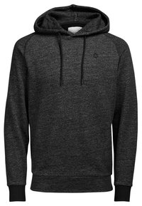 Svart hoodie i ett texturerat tyg med dragsko i huvan, ribbade ärmslut och en liten logotyp på övre vänstra sidan.