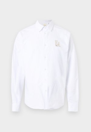 Λευκό πουκάμισο μακρυμάνικο με κουμπιά και μυτερό γιακά, με μικρό κεντημένο λογότυπο "EA" στο αριστερό στήθος.