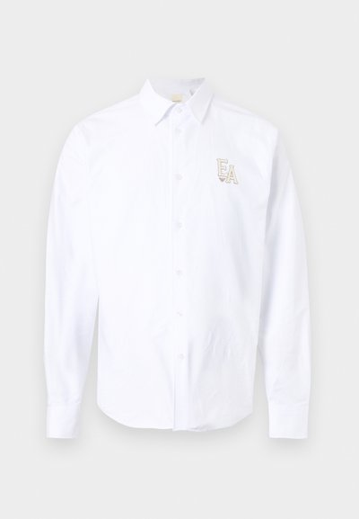 Λευκό πουκάμισο μακρυμάνικο με κουμπιά και μυτερό γιακά, με μικρό κεντημένο λογότυπο "EA" στο αριστερό στήθος.