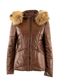 Chaqueta de cuero marrón con cierre de cremallera, que cuenta con una capucha con borde de piel. Tiene un diseño acolchado y dos bolsillos delanteros con botones a presión.