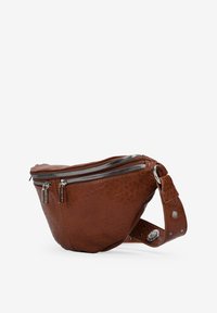 Riñonera de cuero marrón con un acabado texturizado, compartimentos dobles con cremallera y una correa ajustable con tachuelas que cuenta con acentos metálicos.