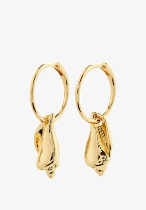 Złote kolczyki w kształcie obręczy z zawieszkami w kształcie muszli. Gładka, błyszcząca tekstura z polerowanym wykończeniem. Okrągły design z pewnym zapięciem.