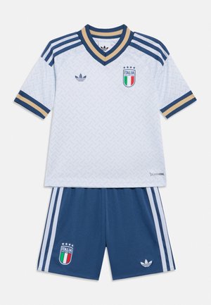 Maglia da calcio bianca dell'Italia con strisce blu navy e oro abbinata a pantaloncini blu navy con i loghi di Italia e Adidas.