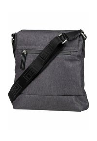Borsa a tracolla grigia realizzata in tessuto texture con una tasca frontale con zip e una tracolla nera regolabile con un motivo di logo.