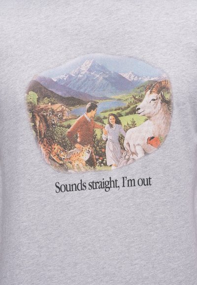 Sivá mikina s farebnou grafikou muža, dievčaťa, kozy a tigrov v horskej krajine s textom „Znie to skvelo, odchádzam.“