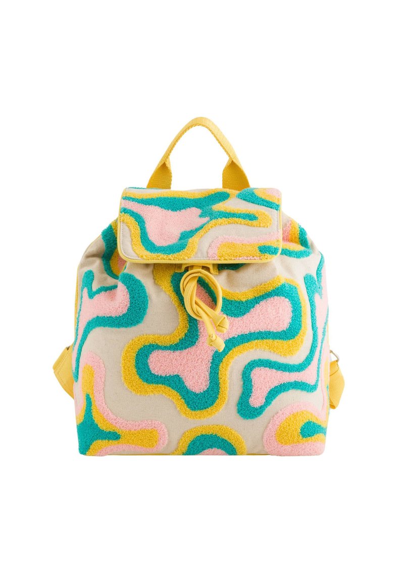 Sac à dos en textile multicolore avec un motif abstrait flou dans les tons de rose, turquoise et jaune. Fermeture à rabat supérieur avec un cordon de serrage jaune.